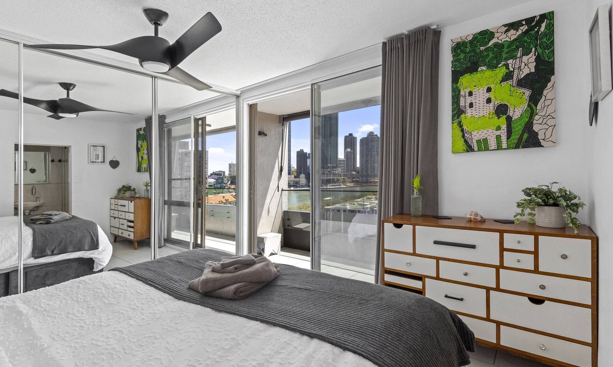 Kangaroo Point Apartment | On Point! 2Bed, Study, 2Bath, 1Car < 2kms CBD