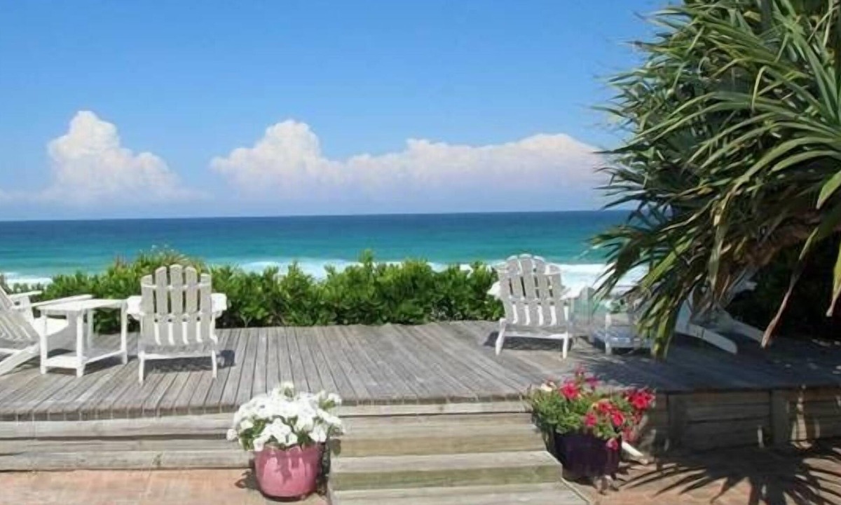 Boomerang Beach House | On The Beach - Absolute beach front with pool