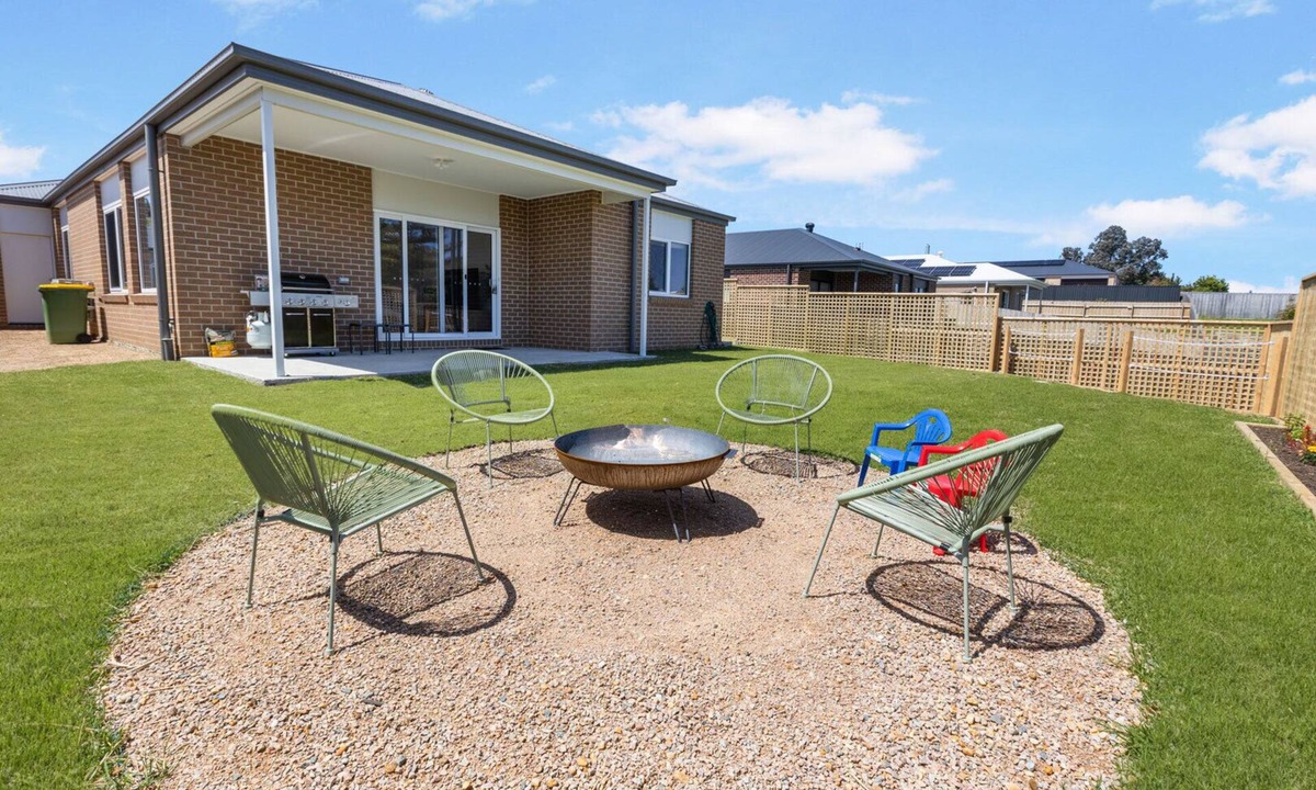 Lakes Entrance House | Opulent Oasis: Your luxurious family escape in beautiful Lakes Entrance