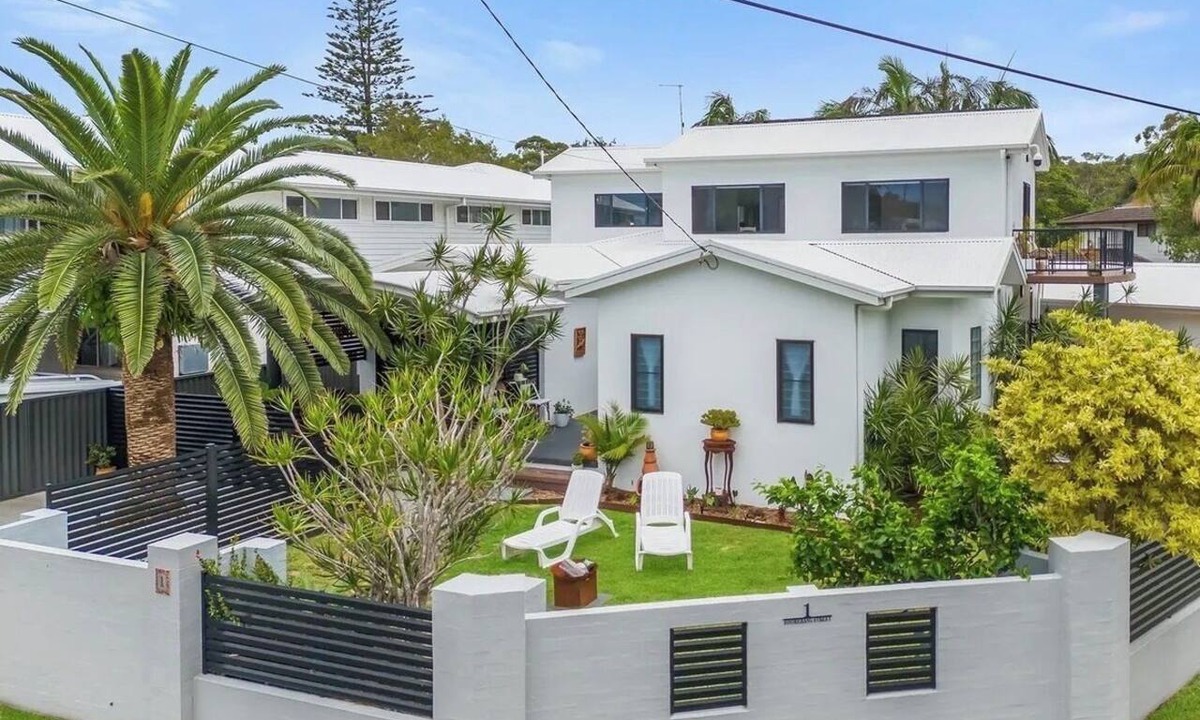 Lake Cathie House | 'Palm Retreat': 100m to Lake Cathie and beach, great for families- Pet Friendly