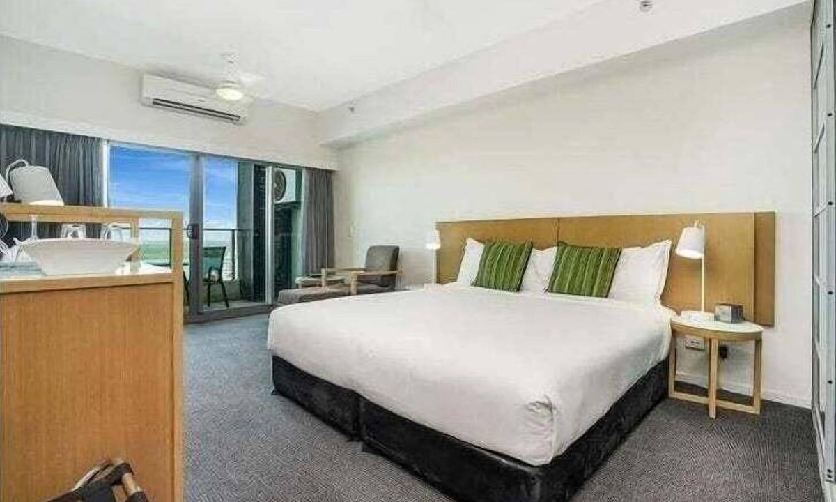 Darwin City Centre Hotel | Pandanas level 18th (Split king bed with City and Harbour view)