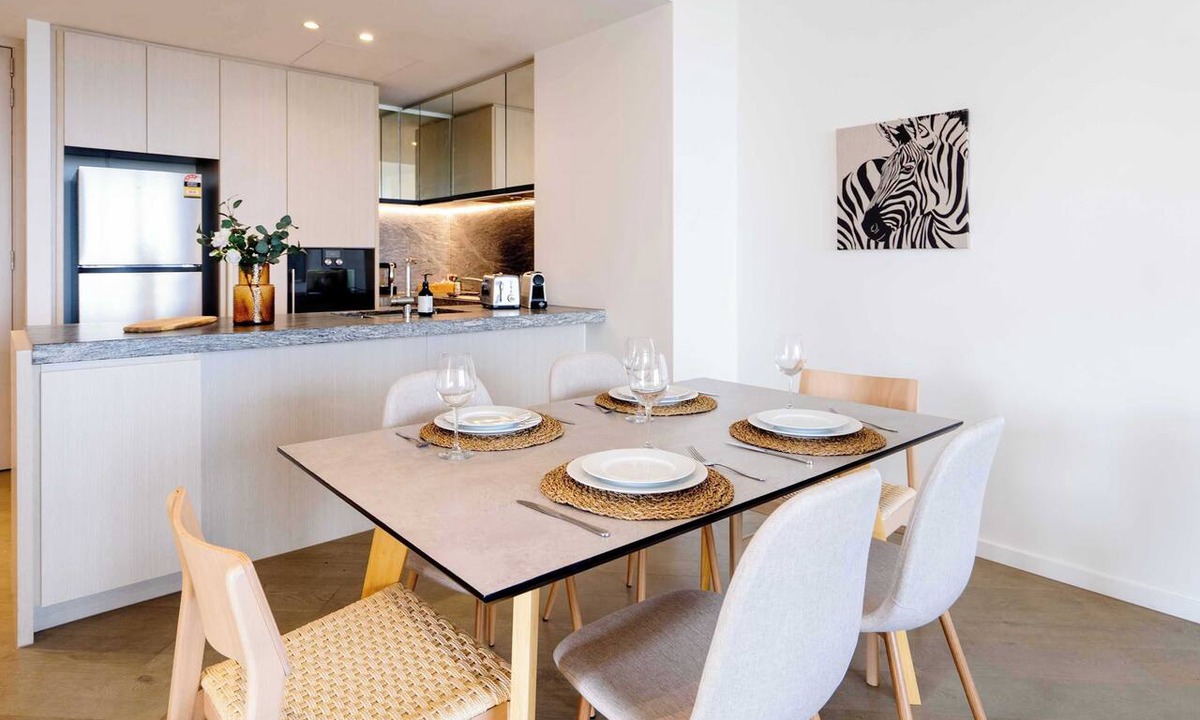 Melbourne Apartment | Panoramic City & Bay Views: Luxury Fawkner Stay