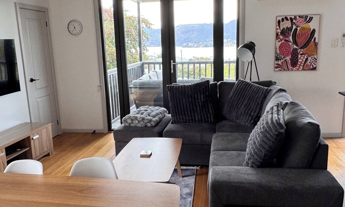 Chigwell House | Panoramic Hobart Home/Walking Distance to Mona/Quiet elevated position