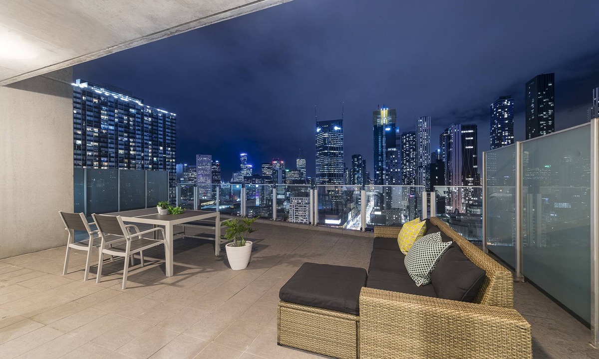 Chinatown Apartment | Panoramic views of Melbourne from Luxury CBD Suite