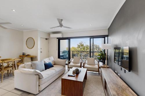 Rosebery Apartment | Peaceful 2-Bed Apartment with Private BBQ Balcony