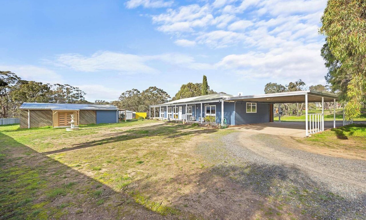 Stawell House | Peaceful 6-Acre Retreat | Grampians | Sleeps 10