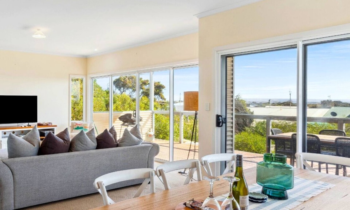 Goolwa Beach House | Peaceful Beachside Getaway with Two Living Areas – Sleeps 9