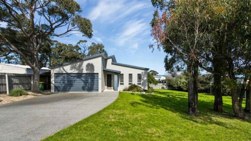 Lakes Entrance House | Pelican House - Modern Family Retreat