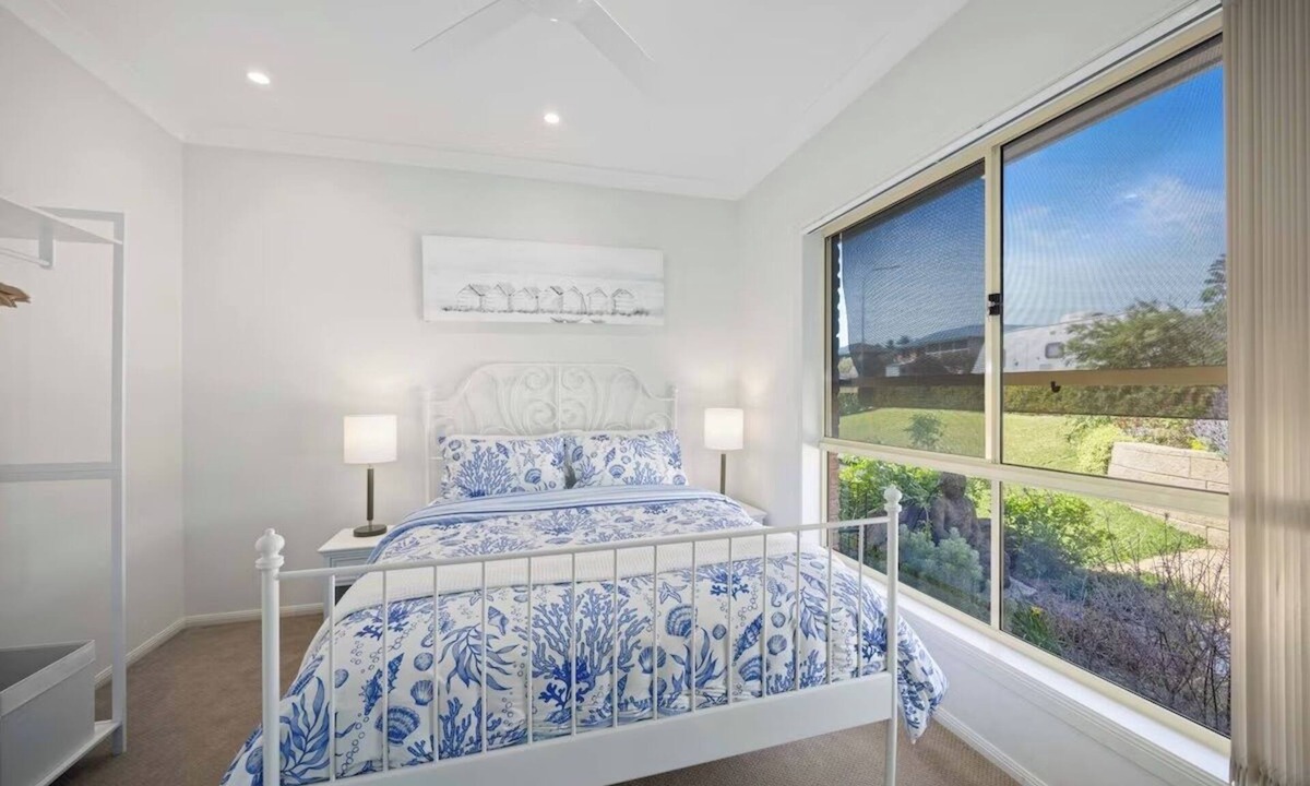 Lake Cathie House | Pelican’s Rest - Pool, beach, aircon