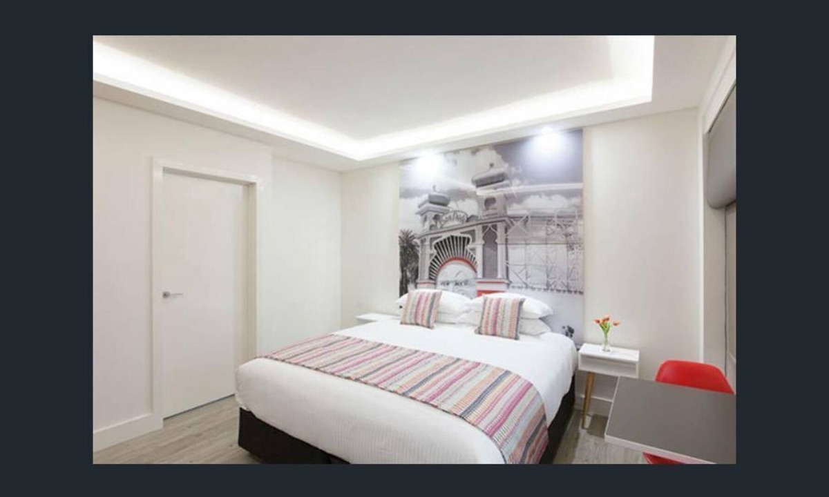 St Kilda West House | Perfectly located a stone throw away from St Kilda beach