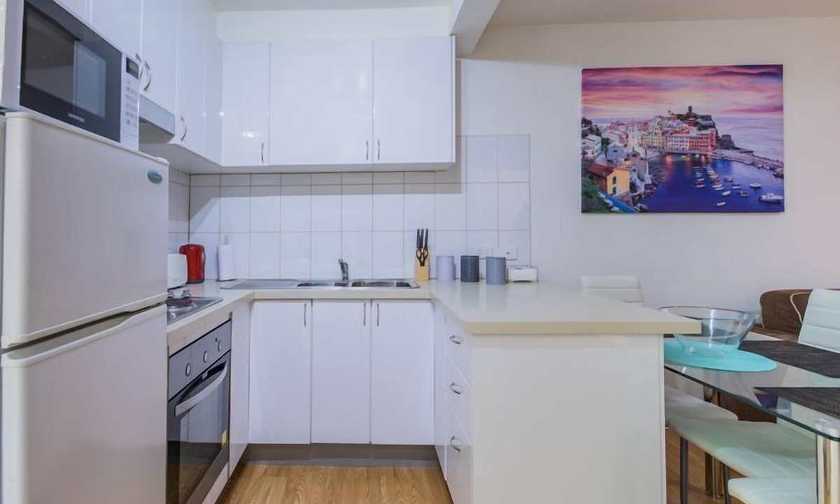 Saint Kilda South Apartment | Perfectly Located, Gorgeous St Kilda Queen Bed Apartment