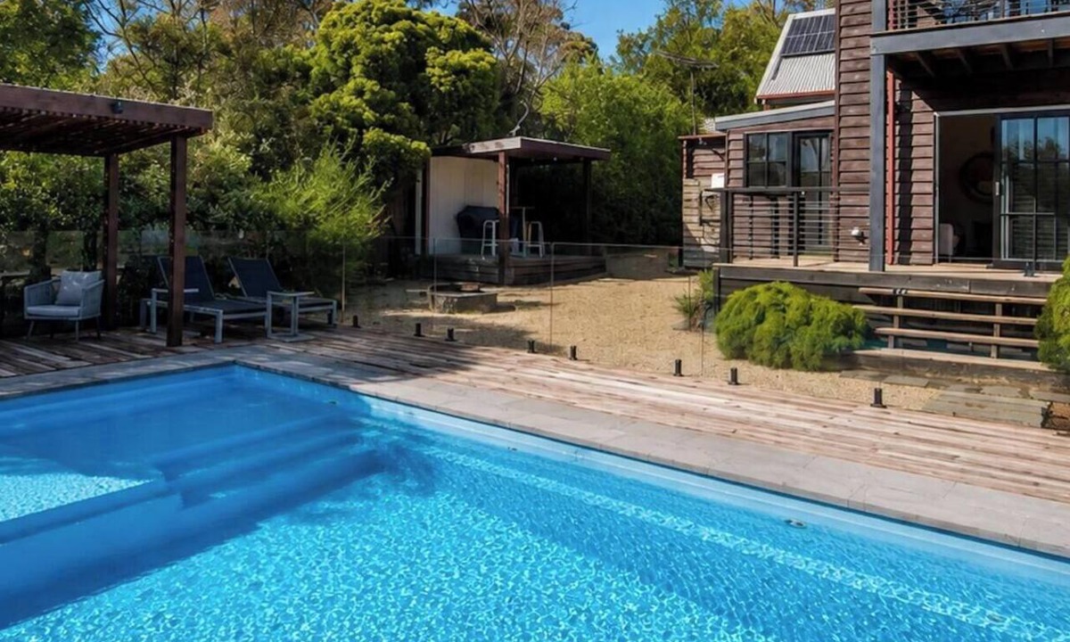 Somers House | Pet Friendly - Bonview Beach Boy with pool on the park
