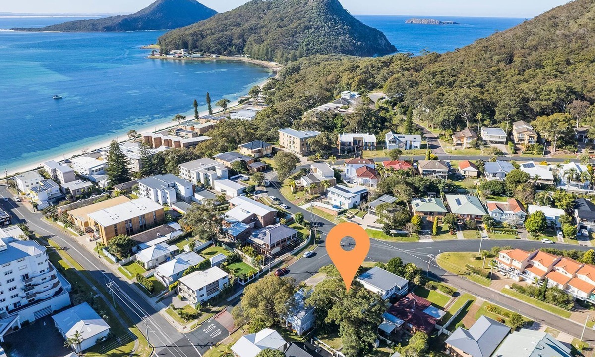 Shoal Bay House | Pet friendly La Costa, 2-1a Messines St - air con and Wi-Fi
