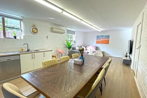 Ringwood House | Pet Friendly Well-appointed 3BM Retreat Parking Netflix