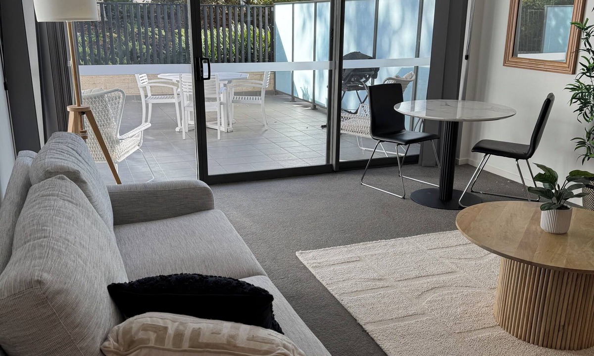Phillip Apartment | Phillip Courtyard Retreat – Fully Furnished, Walk to Woden & 10 mins to City