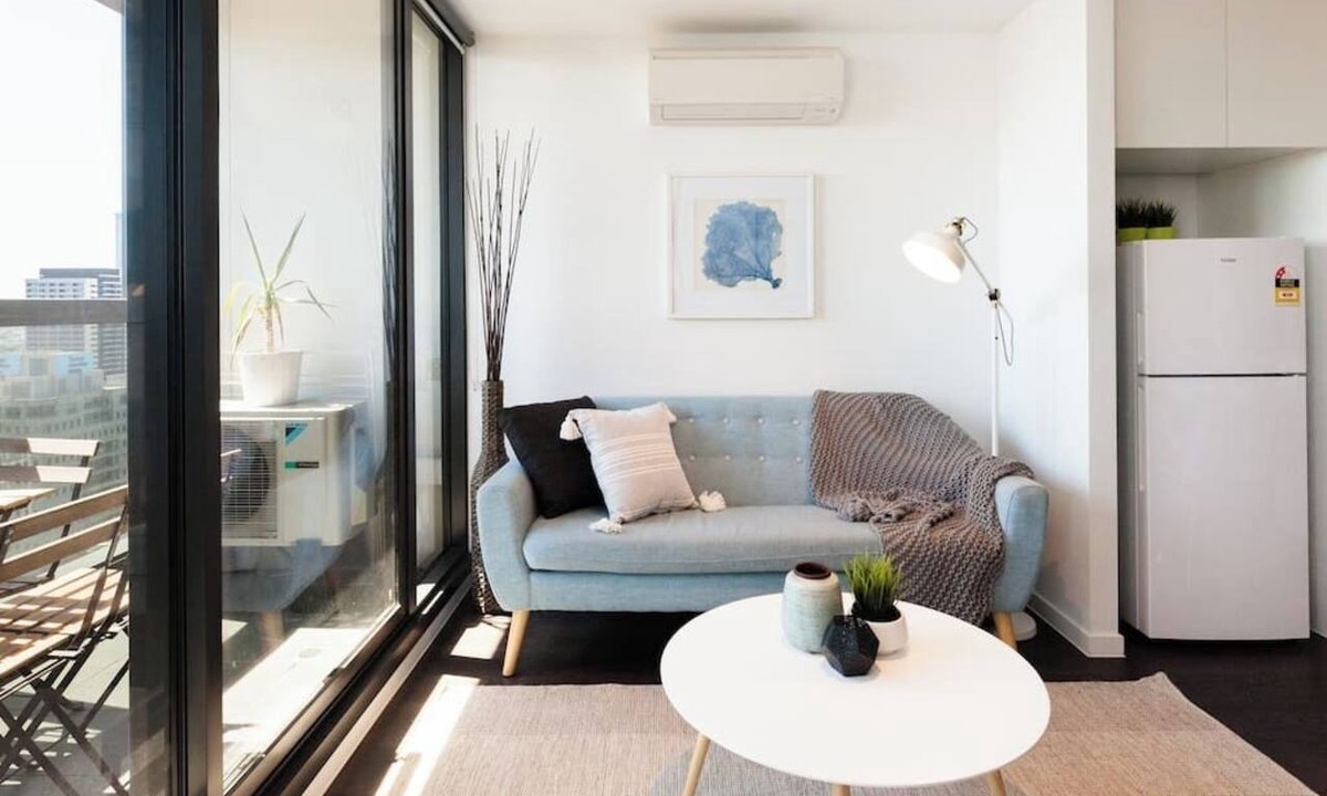 Melbourne Central Business District Apartment | Phoenix - Amazing Location with Gym Sauna Pool Internet