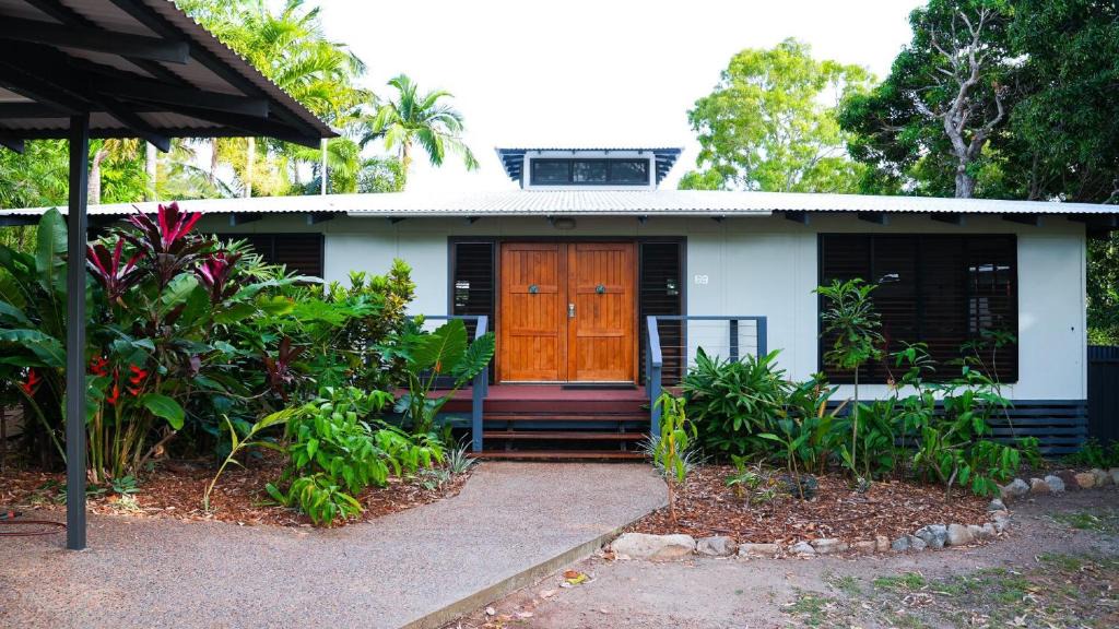 Picnic Bay House | Picnic House, Luxurious Tropical House