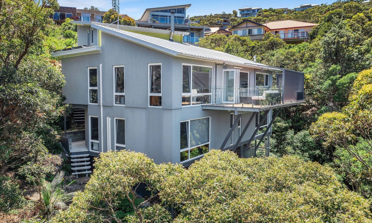 Copacabana House | Pier 26. New property with views, home movie theatre and steam room.
