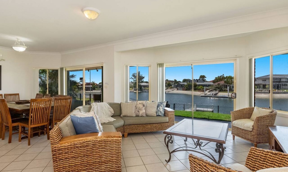 Yamba House | Ponderosa - Pet-Friendly Waterfront Luxury with a Private Pontoon - Holiday Yamba