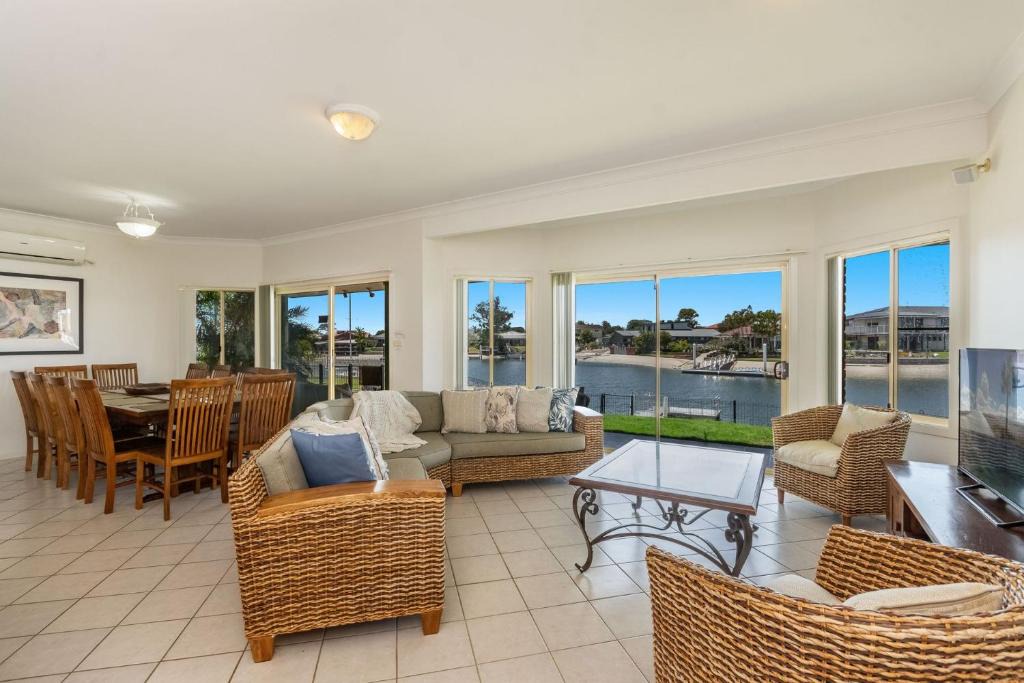 Yamba House | Ponderosa - Pet-Friendly Waterfront Luxury with a Private Pontoon - Holiday Yamba