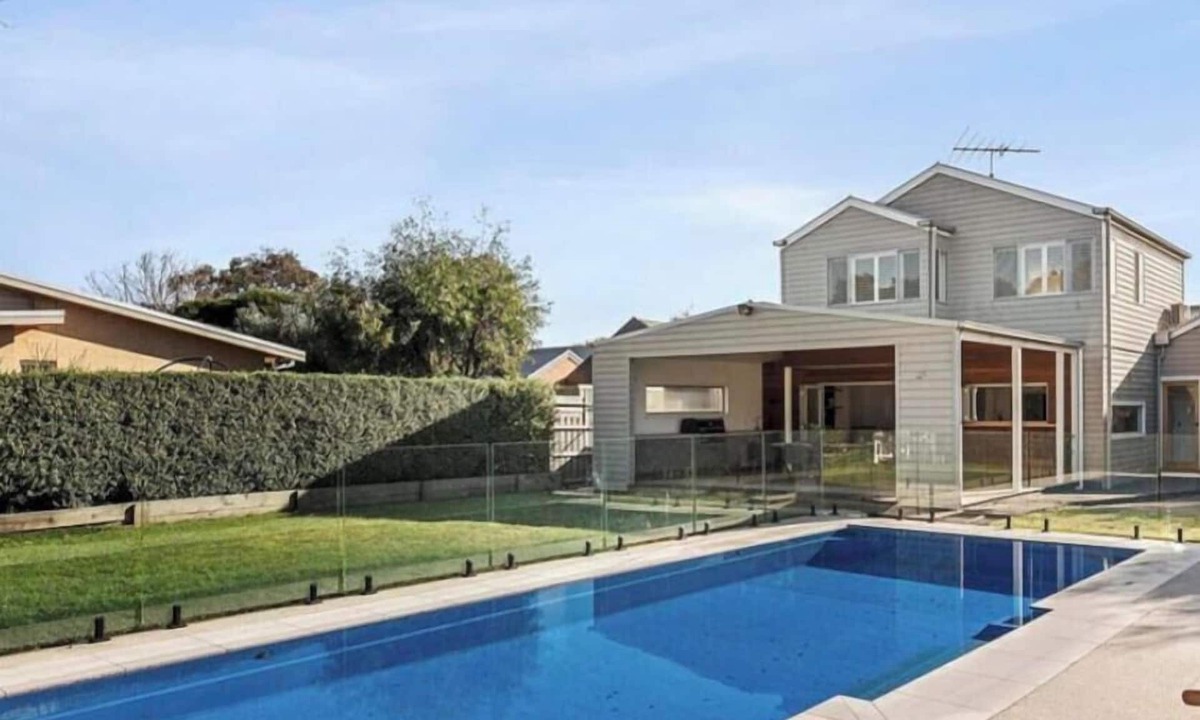 Barwon Heads House | Pool House Barwon Heads 4 bedroom, 2 bathroom, sleeping 8, Heated Pool