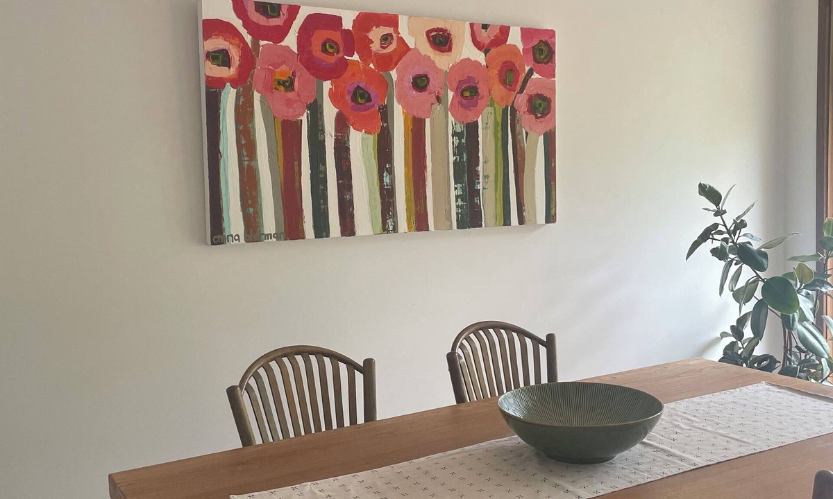 Clunes House | Poppies@Clunes Centrally located 80s-style home Cosy, comfortable & relaxing !