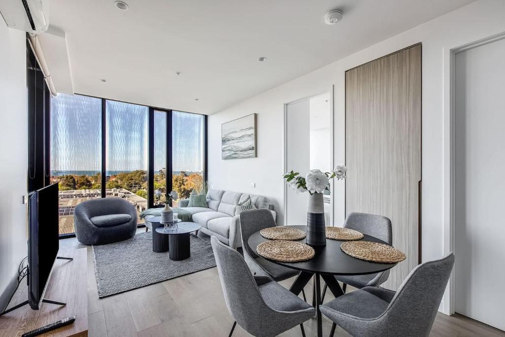 Port Melbourne Apartment | 'Port Panorama' A Stunning Resort-style Stay