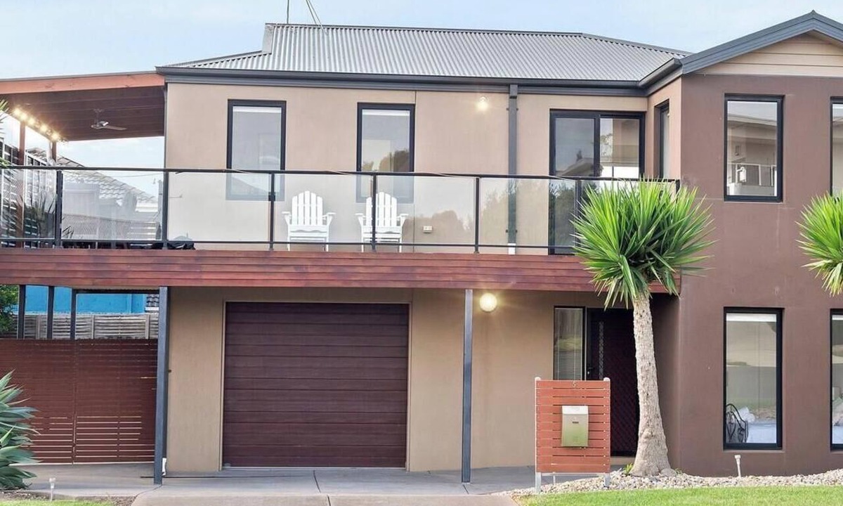 Portarlington House | Portarlington Gem - Two storey retreat with great views.