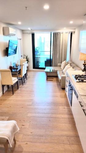 Clayton Apartment | Premium Twin King Ensuites apartment with Double Sofa Bed at M-city Apartment Complex - Infinite Mountain View - Monash Uni & Hospital Clayton, 3168, Victoria, Australia - Free parking, Wifi, Amenities, Tea and Coffee