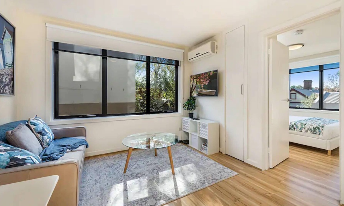 East Melbourne Apartment | Prime Location 1 Bedroom Apartment near MCG with Parking