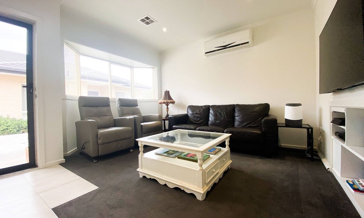 Safety Beach House | Prime Location! within 120m walk to the beach, boatramp and 200m from shops.