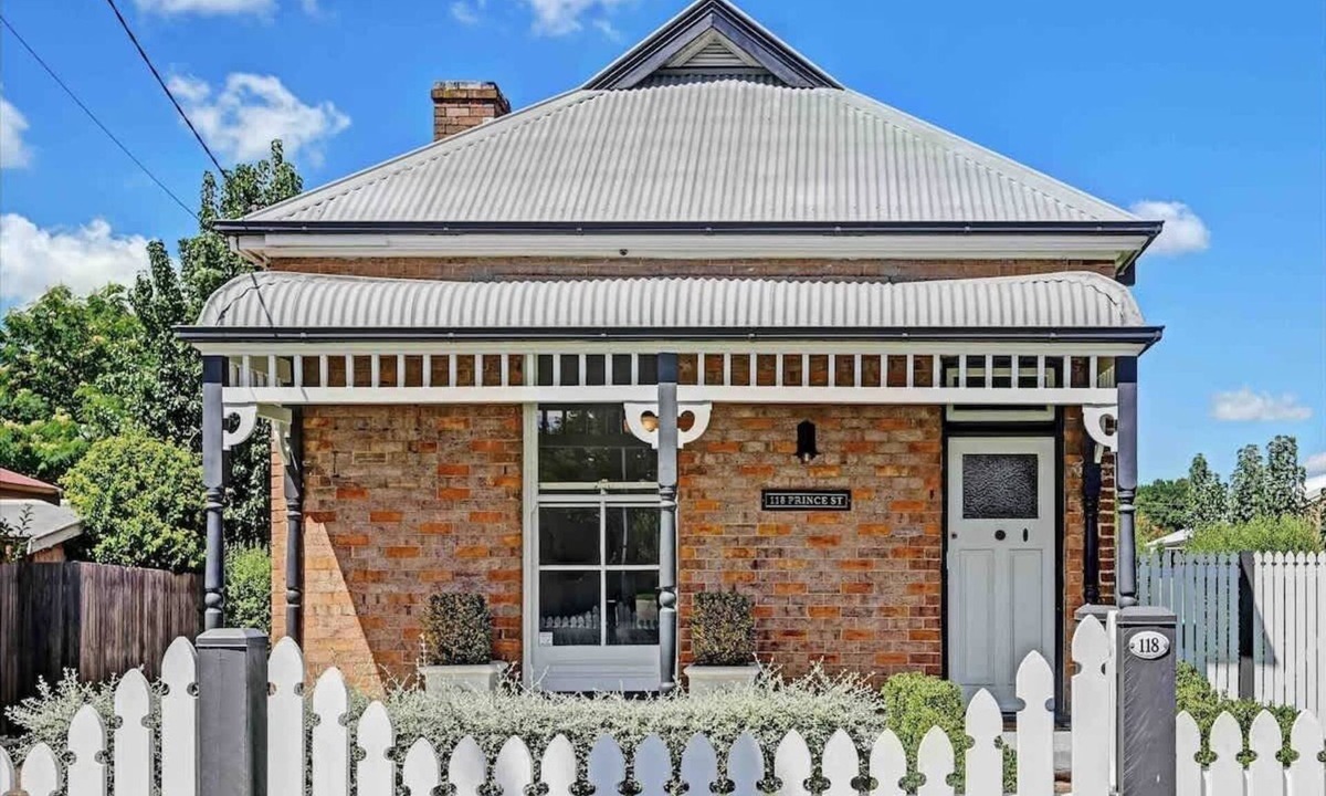 Bletchington House | Prince Street Cottage - Pet Friendly