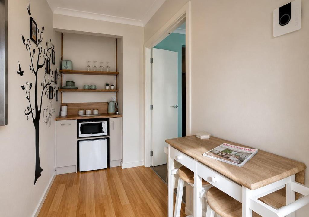 Lyndhurst Apartment | Private 1BR Retreat with Ensuite & Kitchenette