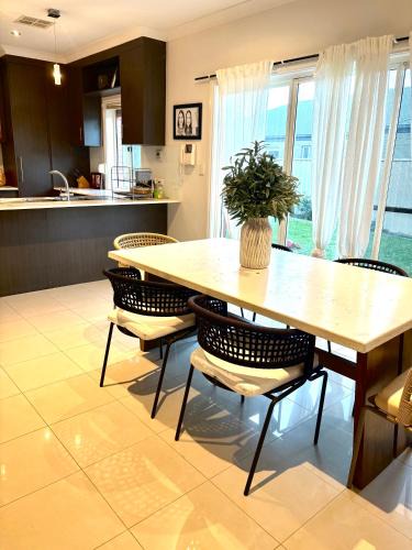 Tranmere House | Private, Central, Sunny Guest Room in Welcoming Home