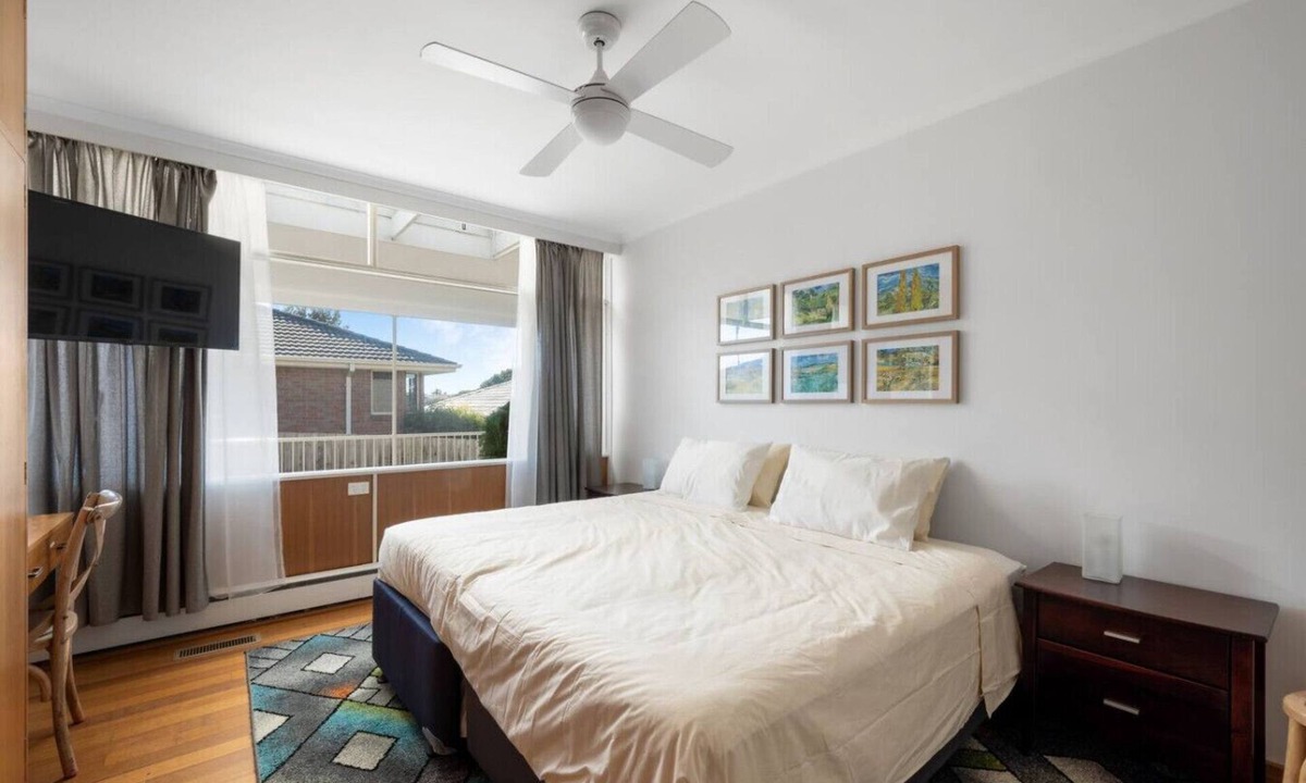 Highett Condo | Private king guest room w/free parking
