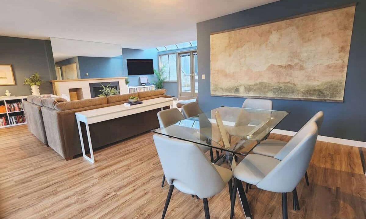 Fairview Apartment | Private Penthouse w/2 rooftop decks & 2 parking