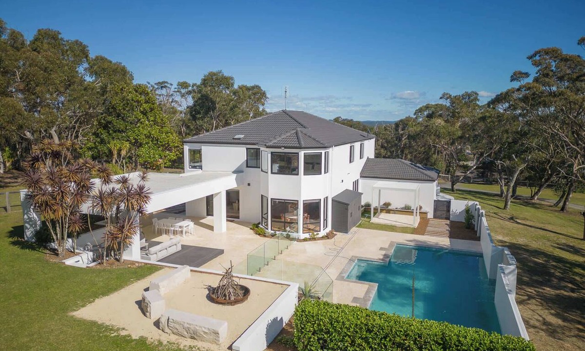 Kariong House | Private Resort Estate. Pool. Firepit. Sleeps 10