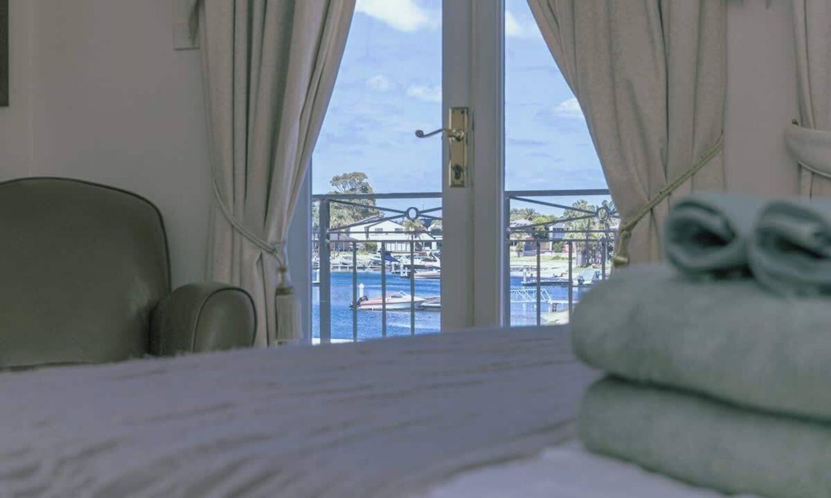 Patterson Lakes House | Puddings Home: mooring and waterfront getaway