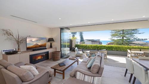 Avoca Beach House | Quarterdeck 1 - Luxury Apartment Suits 2 Families