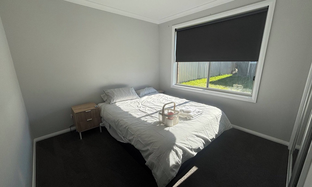 West Wodonga House | Queen bed with garden view in west wodonga