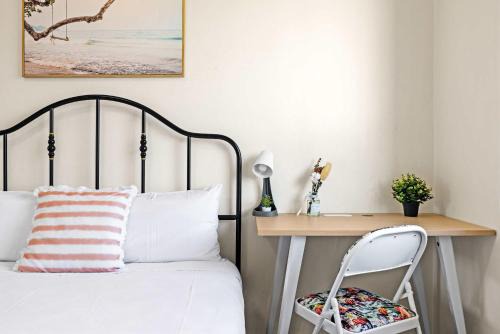 Auburn House | Queen Room in Auburn - Central Stay with Convenience - Shared Bathroom