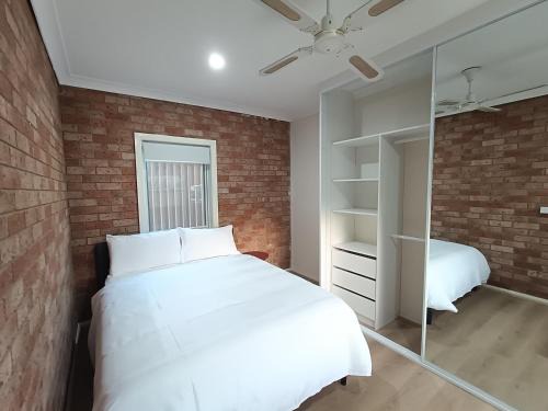Merrylands House | Queen Room in Spacious Merrylands House - NM5