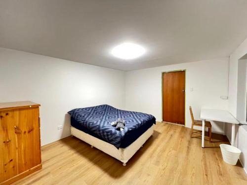 Auburn House | Queen Room with Private Toilet and Laundry - A3