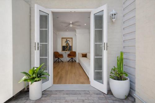 Manly Apartment | Quiet Beachside Manly Cottage - Walk Everywhere