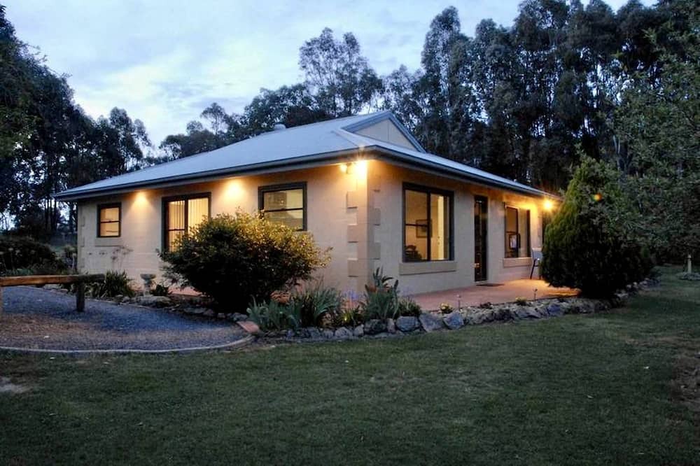 Wooragee Cottage | Quiet Comforts: Ideal Cottage for a Peaceful Country Getaway in Beechworth, Victoria