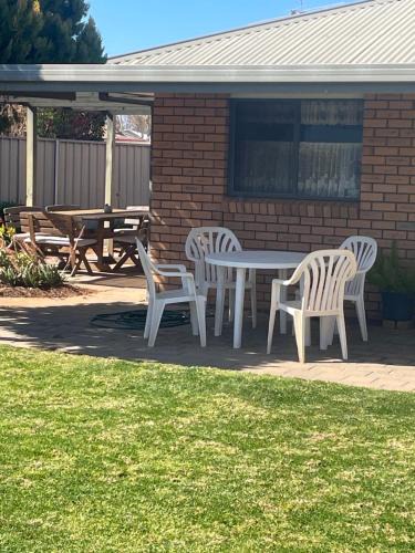 Mildura House | Quiet court easy stroll shops 500 metres from Centro