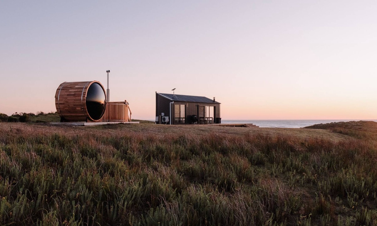 King Island Council Cabin | Red Rock Hut - oceanfront tiny house on King Island with hot tub and sauna