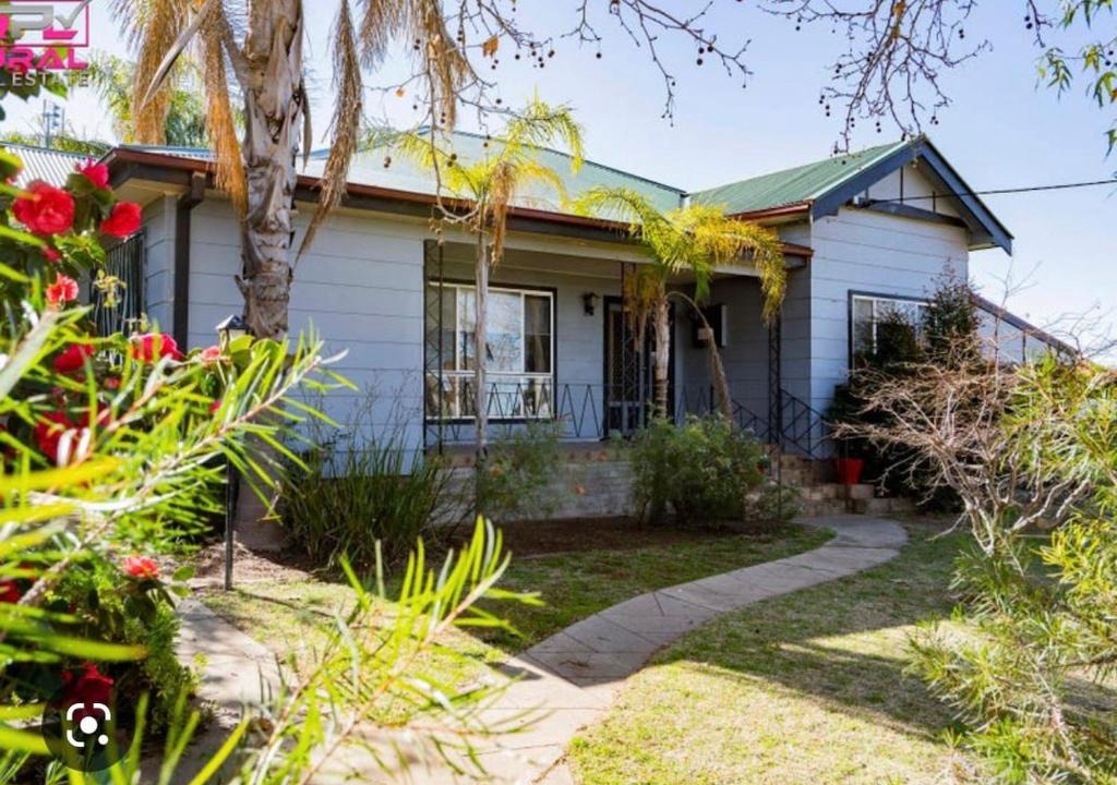 Narrandera House | Red Steps - 4 bedroom home