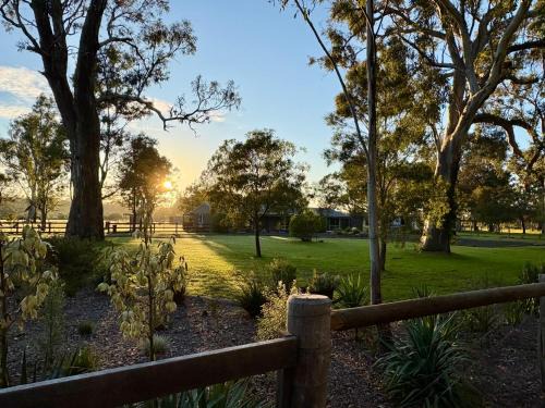 Stratford House | Redbank Retreat - Stylish Farm Stay king master suite one-acre private property