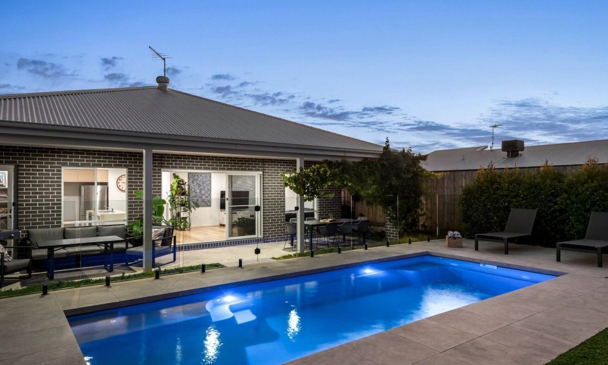St Leonards House | Regal Retreat - Luxury Coastal Escape with Heated Pool – St Leonards